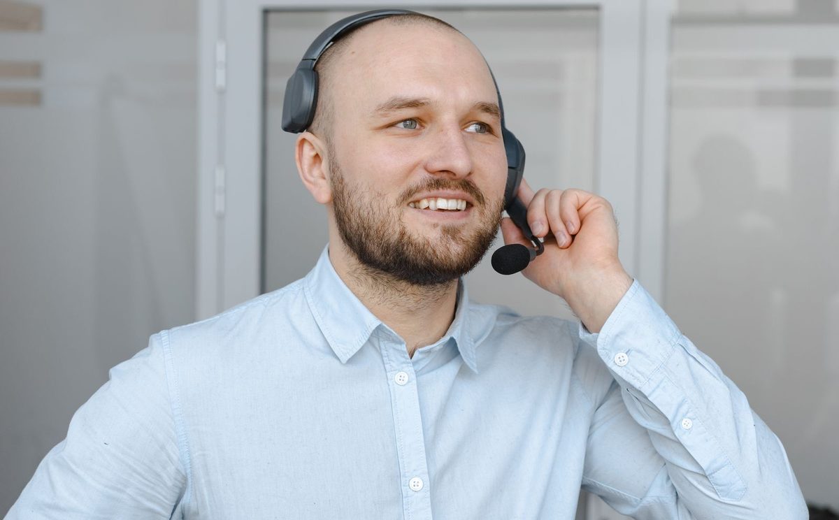 Mosolygó, headsetes kezelő egy ügyfélszolgálaton