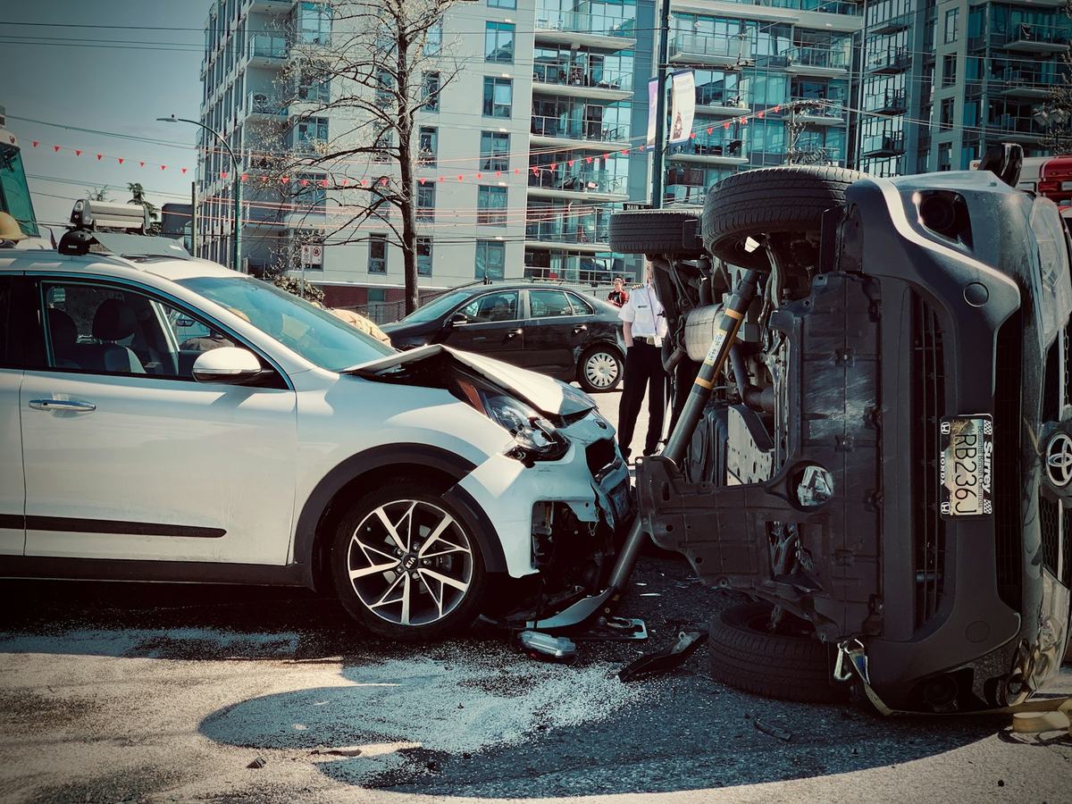 Sérült autó egy baleset helyszínén